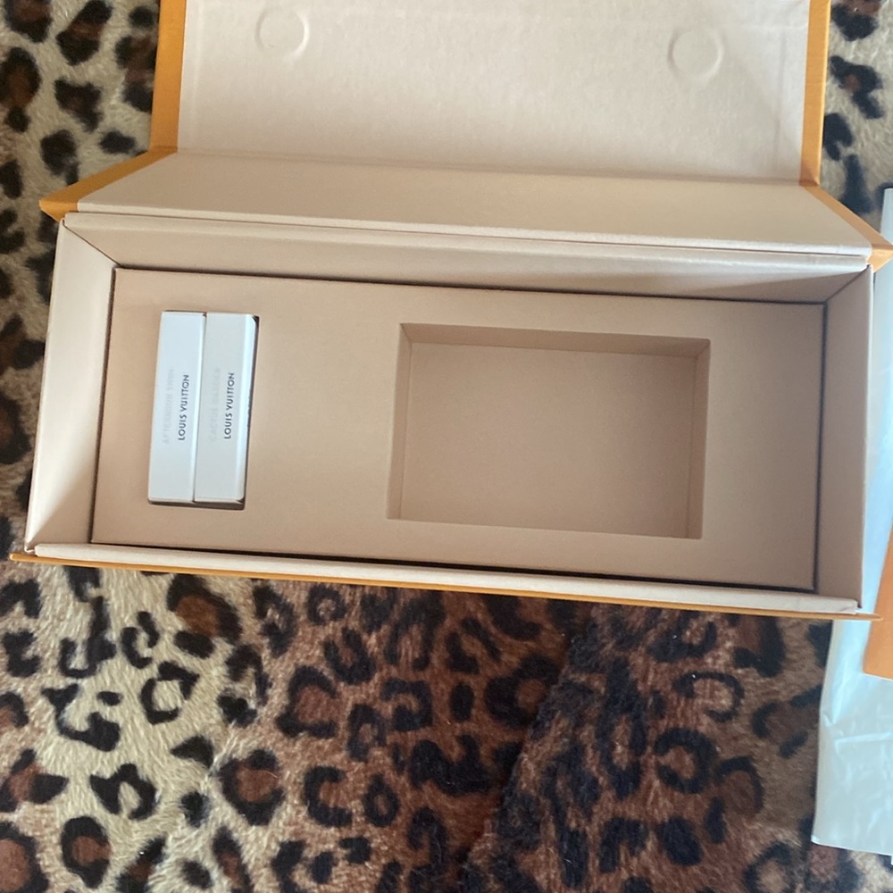 Louis Vuitton Perfume Set of 2 samples comes in LV box - Picture 4 of 7